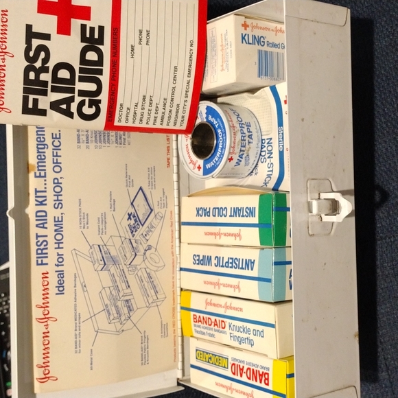 Vintage Limited FIRST AID KIT - Picture 3 of 4